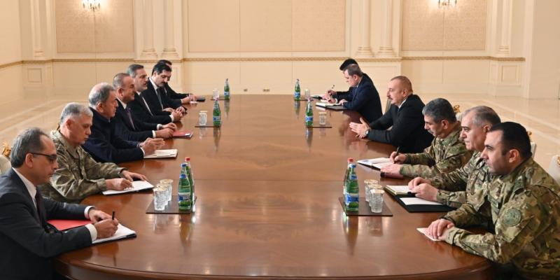 Президент Ильхам Алиев принял министров иностранных дел, национальной обороны и начальника Национальной разведывательной организации Турции