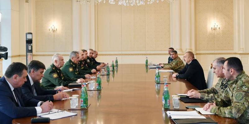 Президент Ильхам Алиев принял делегацию во главе с министром обороны России 