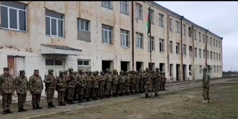 В бывшей средней школе села Гюлаблы Агдама поднят флаг Азербайджана