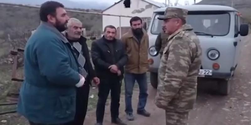 Армяне, заселенные в селе Гюлаблы Агдамского района, обратились к нашим военнослужащим с просьбой вынести личные вещи