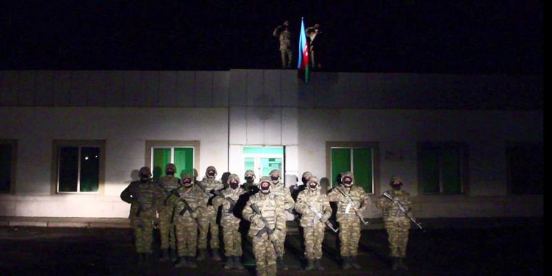 В освобожденном от оккупации Лачинском районе поднят азербайджанский флаг