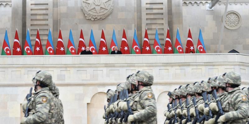 На площади Азадлыг в Баку проходит парад, посвященный Победе в Отечественной войне На параде присутствуют Президент Азербайджанской Республики Ильхам Алиев и Президент Турции Реджеп Тайип Эрдоган