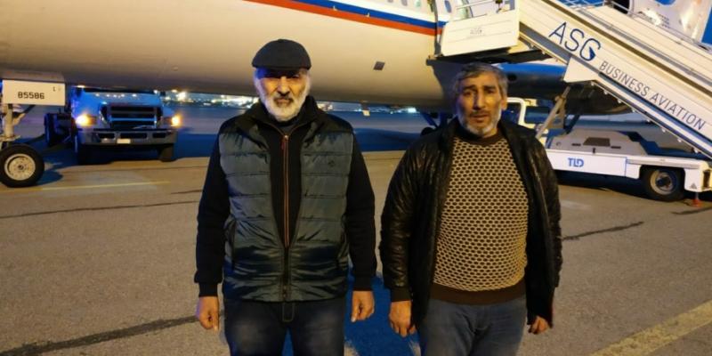 Государственная комиссия: Азербайджанские пленные и находившиеся в заложниках у армян Шахбаз Гулиев и Дильгам Аскеров доставлены на Родину