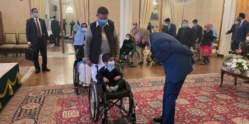 Президент и первая леди Пакистана приняли участие в проведенной при поддержке Фонда Гейдара Алиева в Исламабаде церемонии предоставления инвалидных колясок лицам с физическими ограничениями