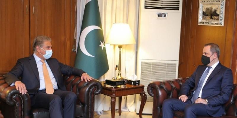 Azerbaijani FM discusses host of issues with Pakistani counterpart