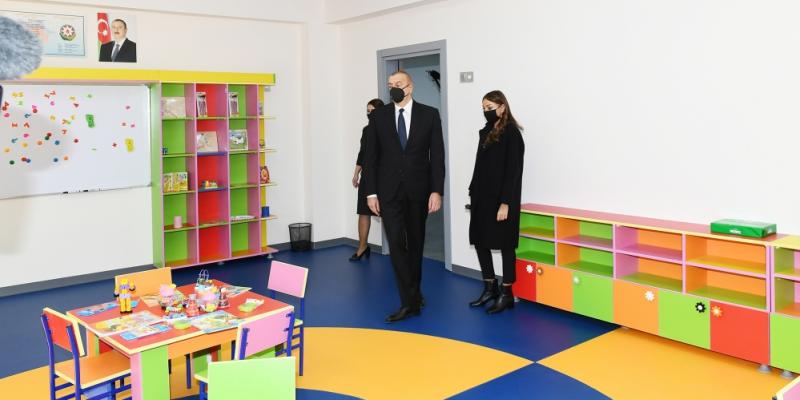 Президент Ильхам Алиев и первая леди Мехрибан Алиева ознакомились с условиями, созданными в школе-лицее номер 3 в городе Хырдалан