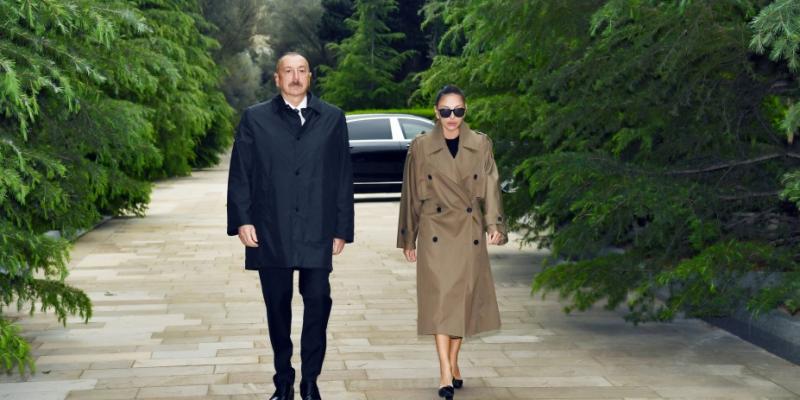 Президент Ильхам Алиев и первая леди Мехрибан Алиева посетили могилу великого лидера Гейдара Алиева