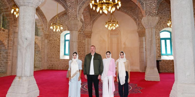 Президент Ильхам Алиев побывал в мечети Юхары Гевхарага в Шуше