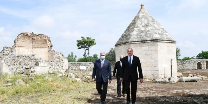 Президент Ильхам Алиев побывал в замковом комплексе, где расположен дворец Панахали хана в Агдаме