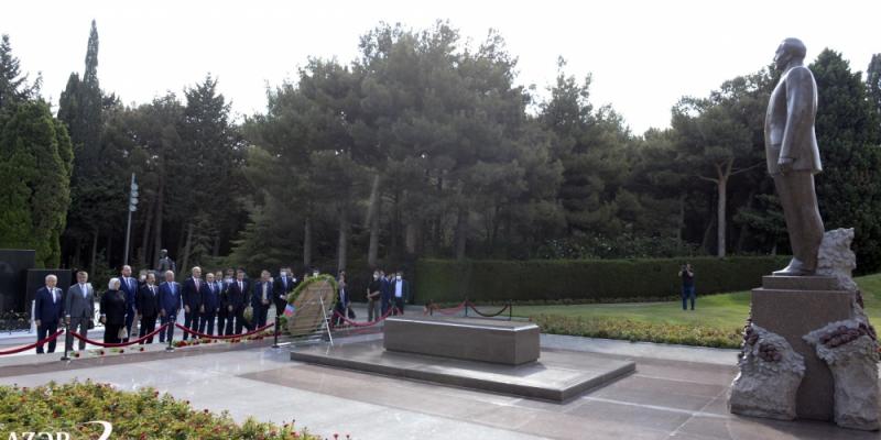 Первый заместитель председателя Партии справедливости и развития Турции посетил могилу великого лидера и Шехидляр хиябаны