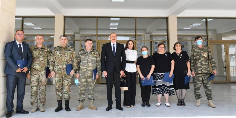 Семьям шехидов, инвалидам войны и героям Отечественной войны предоставлены квартиры и автомобили