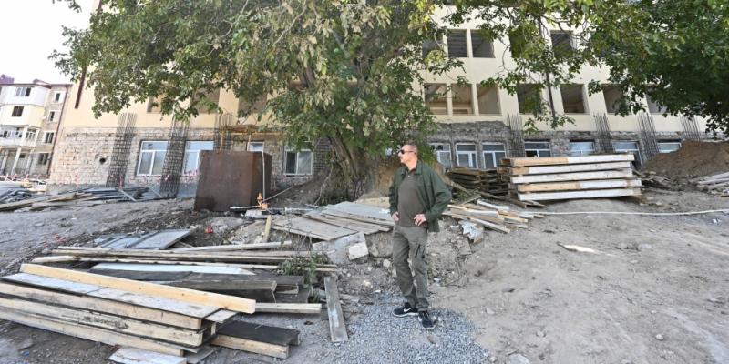 В административном здании в Шуше, где разместится специальное представительство, ведутся реставрационные работы