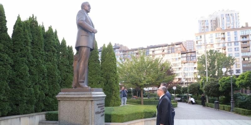 Делегация, возглавляемая главой Исполнительной власти города Баку Эльдаром Азизовым, находится с визитом в Киеве