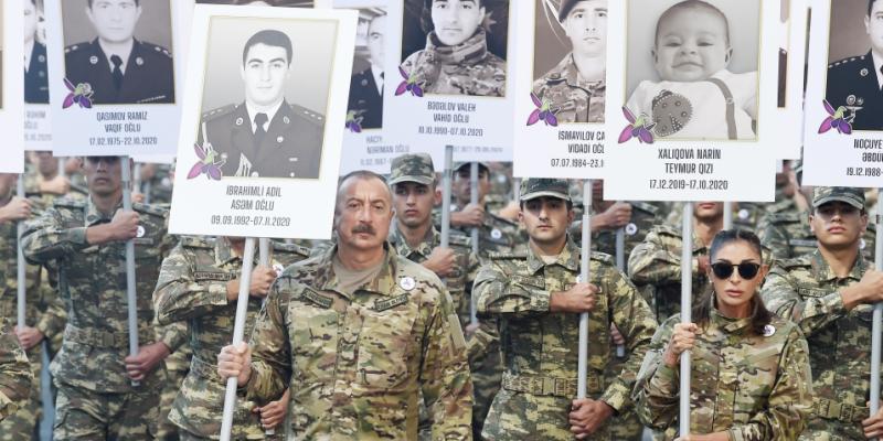 В Баку состоялось шествие в знак почтения светлой памяти шехидов Отечественной войны В шествии приняли участие Президент, Победоносный Верховный главнокомандующий Ильхам Алиев и первая леди Мехрибан Алиева