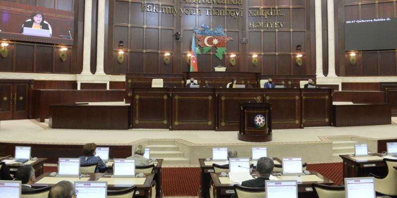 Милли Меджлис утвердил в первом чтении законопроект «О Дне Независимости»