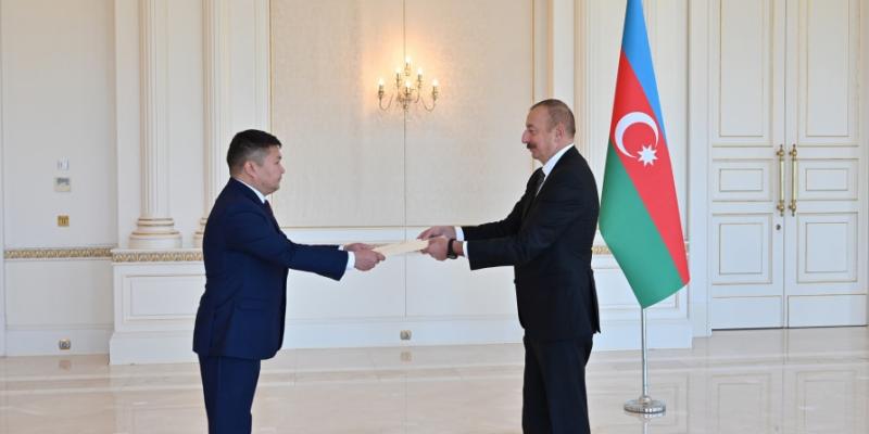 Президент Ильхам Алиев принял верительные грамоты новоназначенного посла Кыргызской Республики в Азербайджане