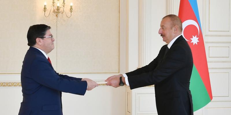 Президент Ильхам Алиев принял верительные грамоты новоназначенного посла Чили в нашей стране
