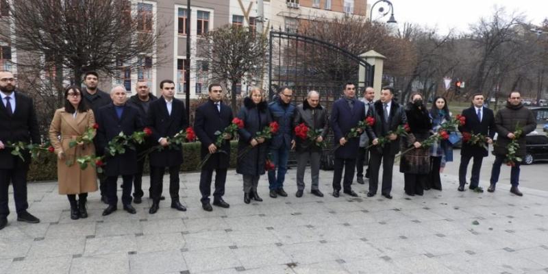Делегация ПЕА посетила памятник великому лидеру Гейдару Алиеву и академику Зарифе Алиевой в Украине