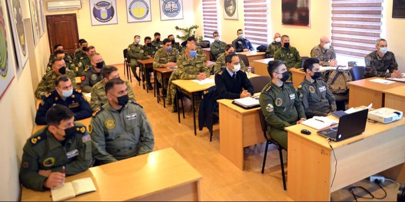 Мобильной тренинговой группой НАТО проводятся курсы