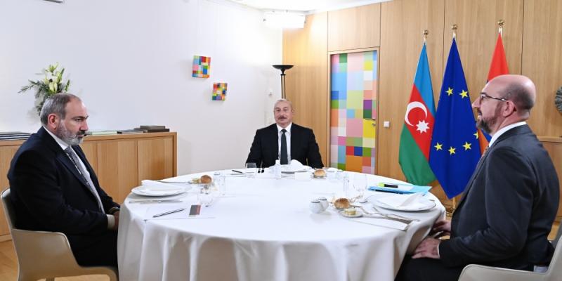 В Брюсселе состоялась совместная встреча Президента Ильхама Алиева с президентом Совета Европейского Союза Шарлем Мишелем и премьер-министром Армении Николом Пашиняном