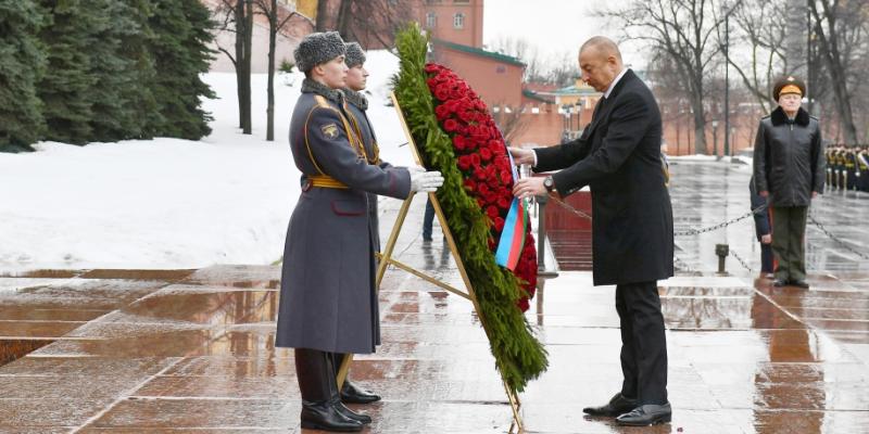 Prezident İlham Əliyev Moskvada naməlum əsgərin məzarını ziyarət edib 