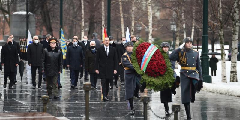 Президент Ильхам Алиев посетил в Москве могилу Неизвестного солдата