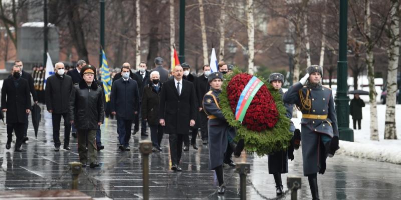 President Ilham Aliyev visited tomb of unknown soldier in Moscow