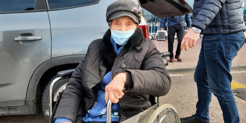 Эвакуированная из Украины семья Национального героя Азербайджана Виктора Серегина отправлена из Молдовы в Баку