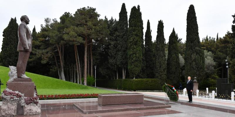 Президент Ильхам Алиев и первая леди Мехрибан Алиева посетили могилу великого лидера Гейдара Алиева в Аллее почетного захоронения 