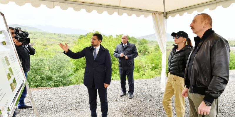 Президент Ильхам Алиев и первая леди Мехрибан Алиева посадили деревья в парке, который будет создан в городе Физули