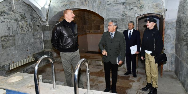 Президент Ильхам Алиев и первая леди Мехрибан Алиева ознакомились с восстановительными работами, проводимыми в административном здании и Бане пресной воды в Шуше