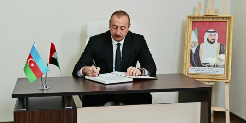 Президент Азербайджана Ильхам Алиев посетил посольство Объединенных Арабских Эмиратов в Баку, выразил соболезнования в связи с кончиной Президента Шейха Халифы бен Заида Аль Нахайяна