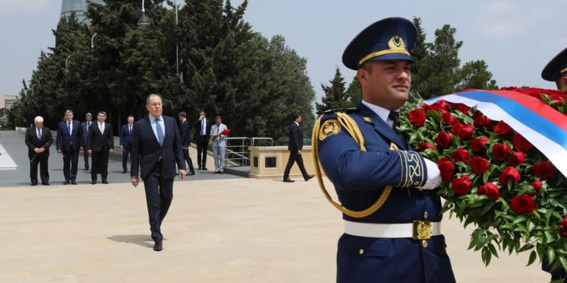 Министр иностранных дел России почтил память героических сынов Азербайджана в Шехидляр хиябаны