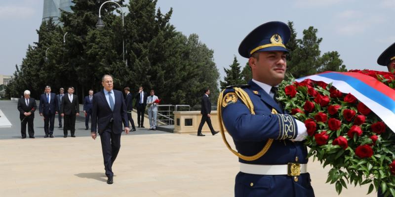 Russian FM pays respect to Azerbaijani heroes in Alley of Martyrs