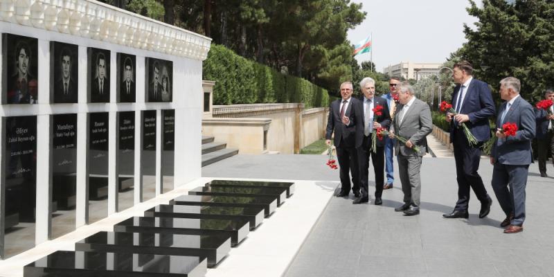 Delegation of Lithuanian Parliament visits Alley of Martyrs