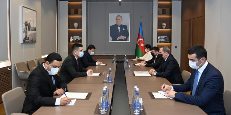 Министр иностранных дел Джейхун Байрамов встретился с послом Туркменистана в нашей стране