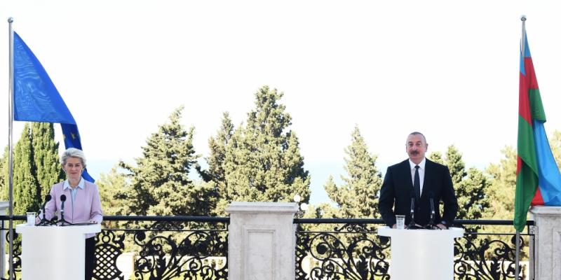 Президент Азербайджана Ильхам Алиев и президент Европейской комиссии выступили с заявлениями для печати