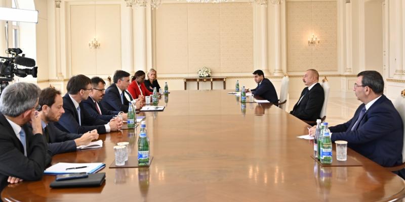 Президент Ильхам Алиев принял делегацию во главе с председателем комитета по международным делам Европейского парламента