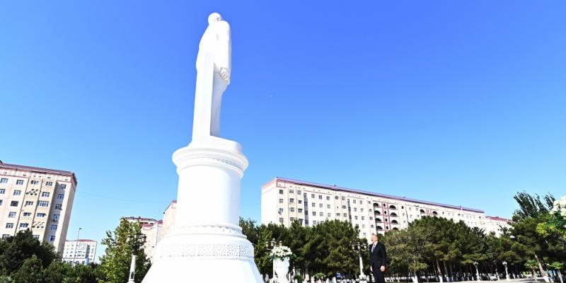 Президент Ильхам Алиев посетил памятник великому лидеру Гейдару Алиеву в Сумгайыте