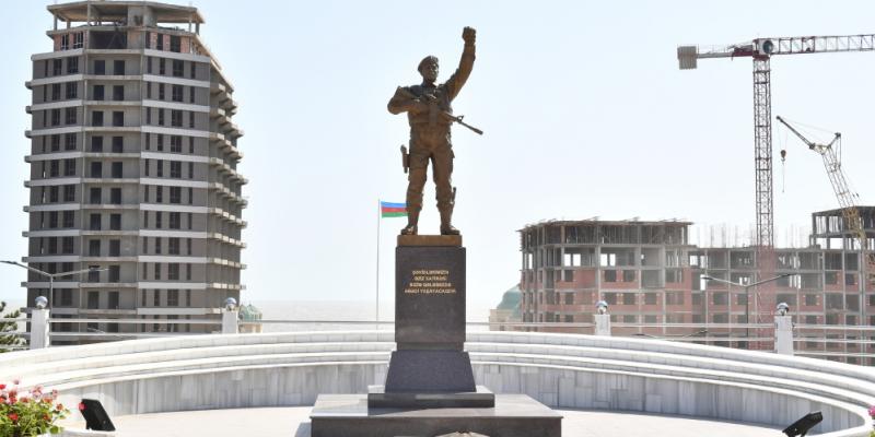 Ознакомление с работами по капитальному ремонту и реконструкции, проведенными в Аллее шехидов в Сумгайыте