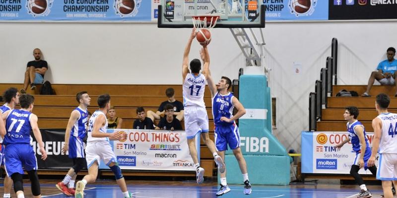 Национальная команда Азербайджана по баскетболу U-18 завоевала на чемпионате Европы историческую победу над Арменией