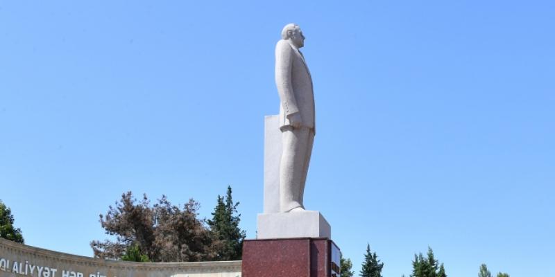 President Ilham Aliyev visited statue of national leader Heydar Aliyev in Aghsu