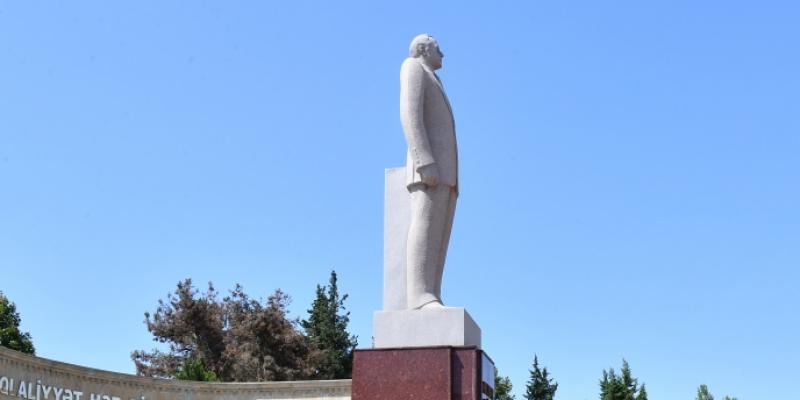 Президент Ильхам Алиев посетил памятник великому лидеру Гейдару Алиеву в Агсу