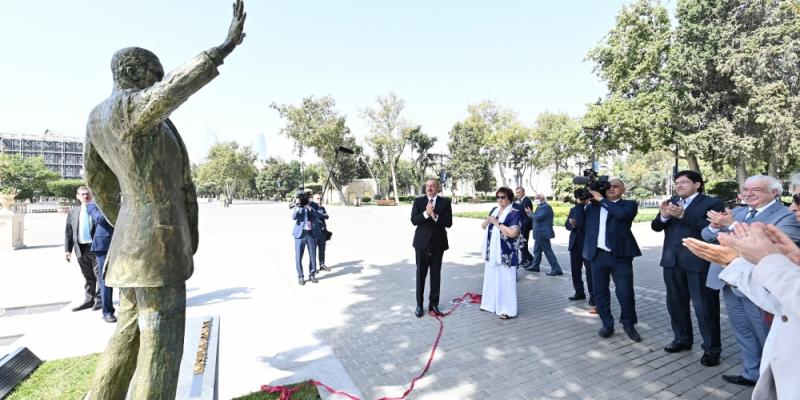 В Бакинском приморском национальном парке состоялось открытие памятника всемирно известному певцу Муслиму Магомаеву