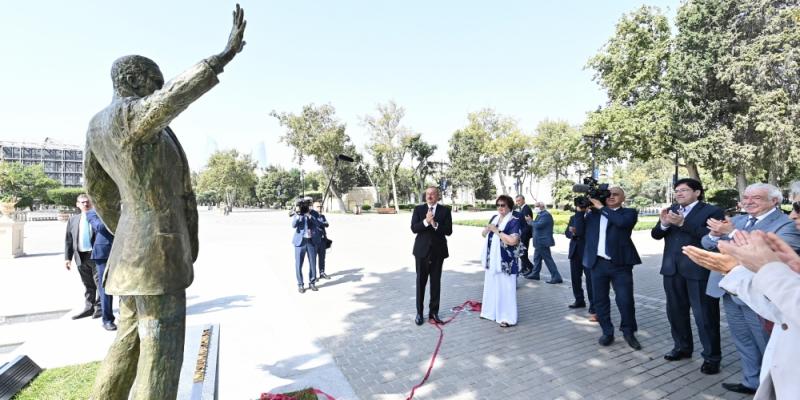 Statue of world-renowned singer Muslum Magomayev unveiled at Baku Seaside National Park