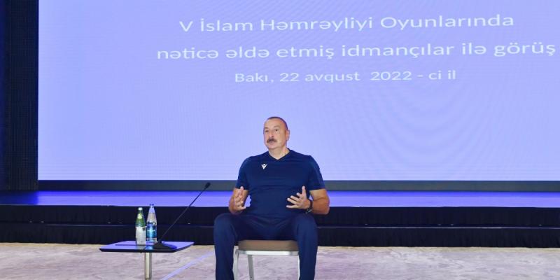 Президент Ильхам Алиев и первая леди Мехрибан Алиева встретились со спортсменами, добившимися результатов на V Играх исламской солидарности
