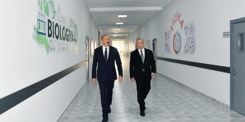 Президент Ильхам Алиев ознакомился с условиями, созданными в школьном комплексе номер 87, построенном в Сураханском районе Баку