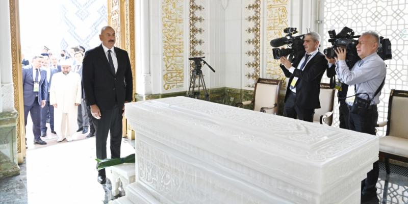 Президент Азербайджана Ильхам Алиев посетил мавзолей Первого Президента Ислама Каримова в Самарканде