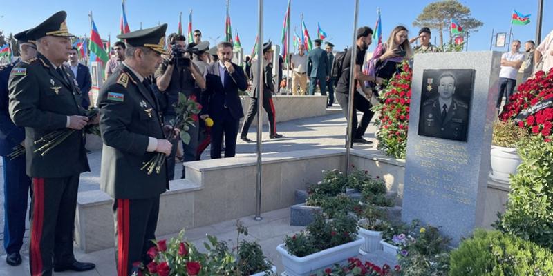 Руководящий состав Министерства обороны посетил Аллею почетного захоронения и Вторую Аллею шехидов
