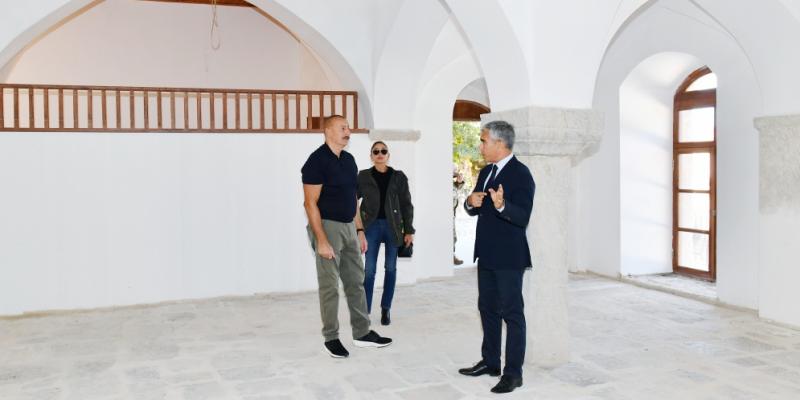 Президент Ильхам Алиев и первая леди Мехрибан Алиева ознакомились с ходом восстановительных работ в комплексе имения Мехмандаровых в Шуше
